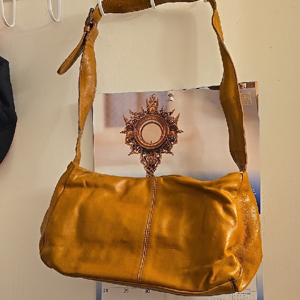 Elegant Tan Leather Shoulder Bag